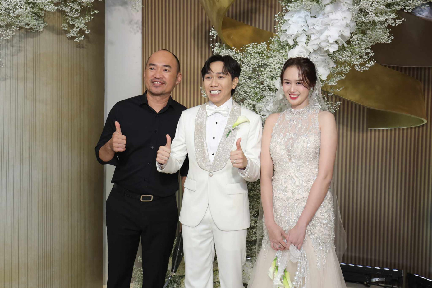 Sau hơn một tháng hoãn cưới, ngày vui của diễn viên Anh Đức và Quỳnh Anh diễn ra tối 10/9 tại TP HCM. Trước đó, cặp đôi tổ chức lễ ăn hỏi tại nhà riêng vào ngày 6/9.