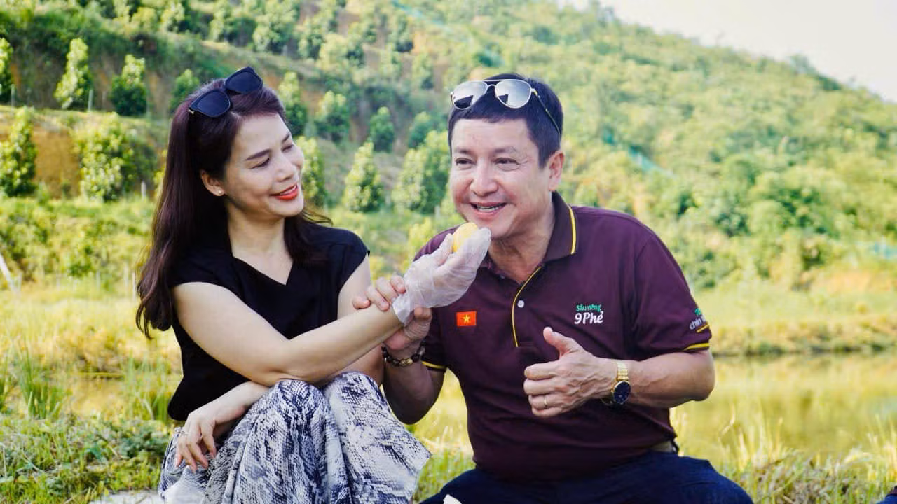 Chí Trung và bạn gái kém 18 tuổi - Ý Lan. Chí Trung và bạn gái kém 18 tuổi - Ý Lan.