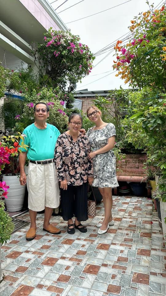 Thanh Thảo tới nhà thăm bố mẹ Vân Quang Long và đến mộ viếng nam ca sĩ. Thanh Thảo tới nhà thăm bố mẹ Vân Quang Long và đến mộ viếng nam ca sĩ.