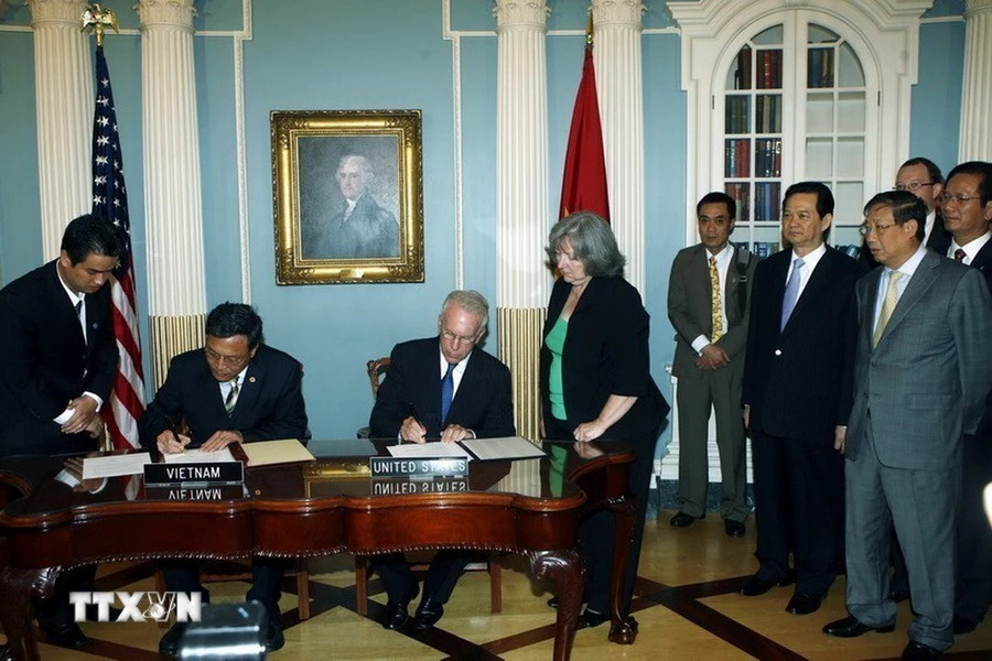 Thủ tướng Nguyễn Tấn Dũng chứng kiến lễ ký bản ghi nhớ hợp tác giáo dục Việt-Mỹ (Washington DC, 25/6/2008). (Ảnh: Đức Tám/TTXVN)