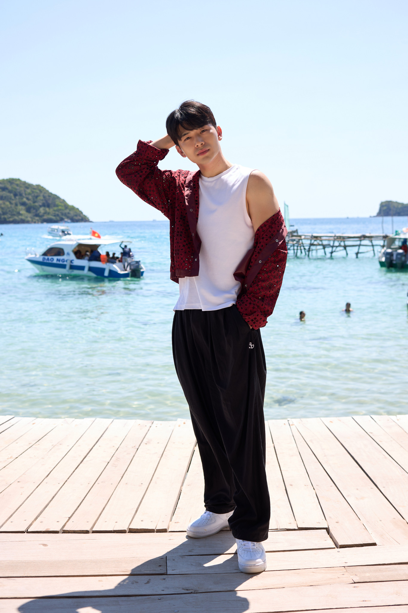 Á hậu Bùi Khánh Linh công khai bày tỏ tình cảm với mỹ nam người Hàn Minuk. Á hậu Bùi Khánh Linh công khai bày tỏ tình cảm với mỹ nam người Hàn Minuk.