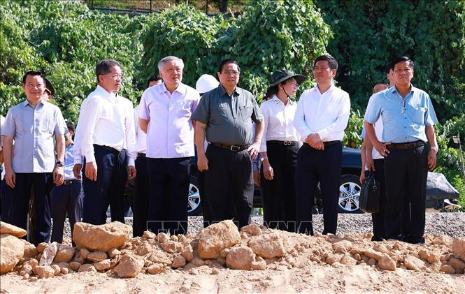 Thủ tướng Phạm Minh Chính thị sát tuyến đường ven biển nối bến cảng Liên Chiểu.