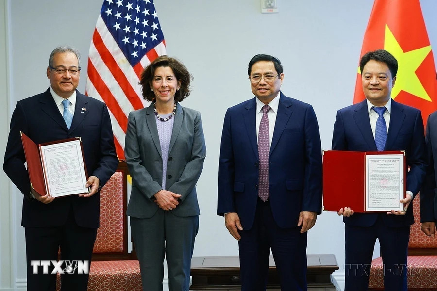 Thủ tướng Phạm Minh Chính và Bộ trưởng Thương mại Hoa Kỳ Gina Raimondo chứng kiến trao Biên bản ghi nhớ hợp tác đầu tư trong lĩnh vực 5G giữa Tập đoàn Viễn thông VNPT và Tập đoàn CASASYSTEM (Washington D.C, 11/5/2022). (Ảnh: Dương Giang/TTXVN)