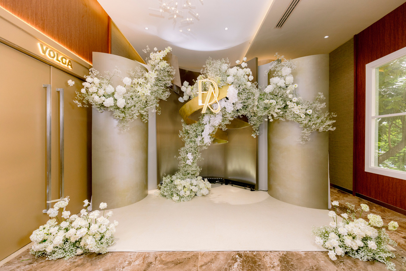 Có tới 5 khu vực dành cho khách mời check-in, chụp ảnh trước khi vào tiệc, được thiết kế dựa trên hành trình tình yêu của Anh Đức – Quỳnh Anh.