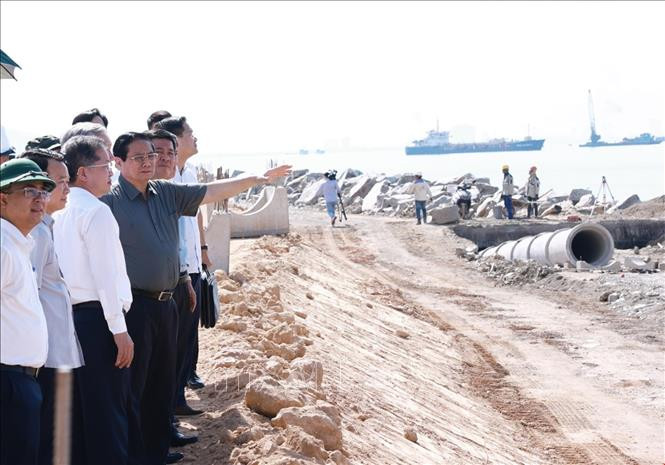 Thủ tướng Phạm Minh Chính thị sát tuyến đường ven biển nối bến cảng Liên Chiểu.