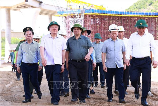 Thủ tướng Phạm Minh Chính kiểm tra thi công nút giao thông đường tránh Nam hầm Hải Vân.