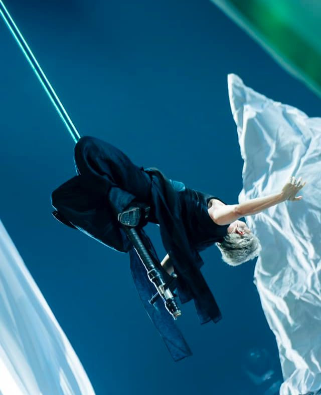 Màn trình diễn của Erik trong Chung kết 1 Anh trai say hi. Màn trình diễn của Erik trong Chung kết 1 Anh trai say hi.