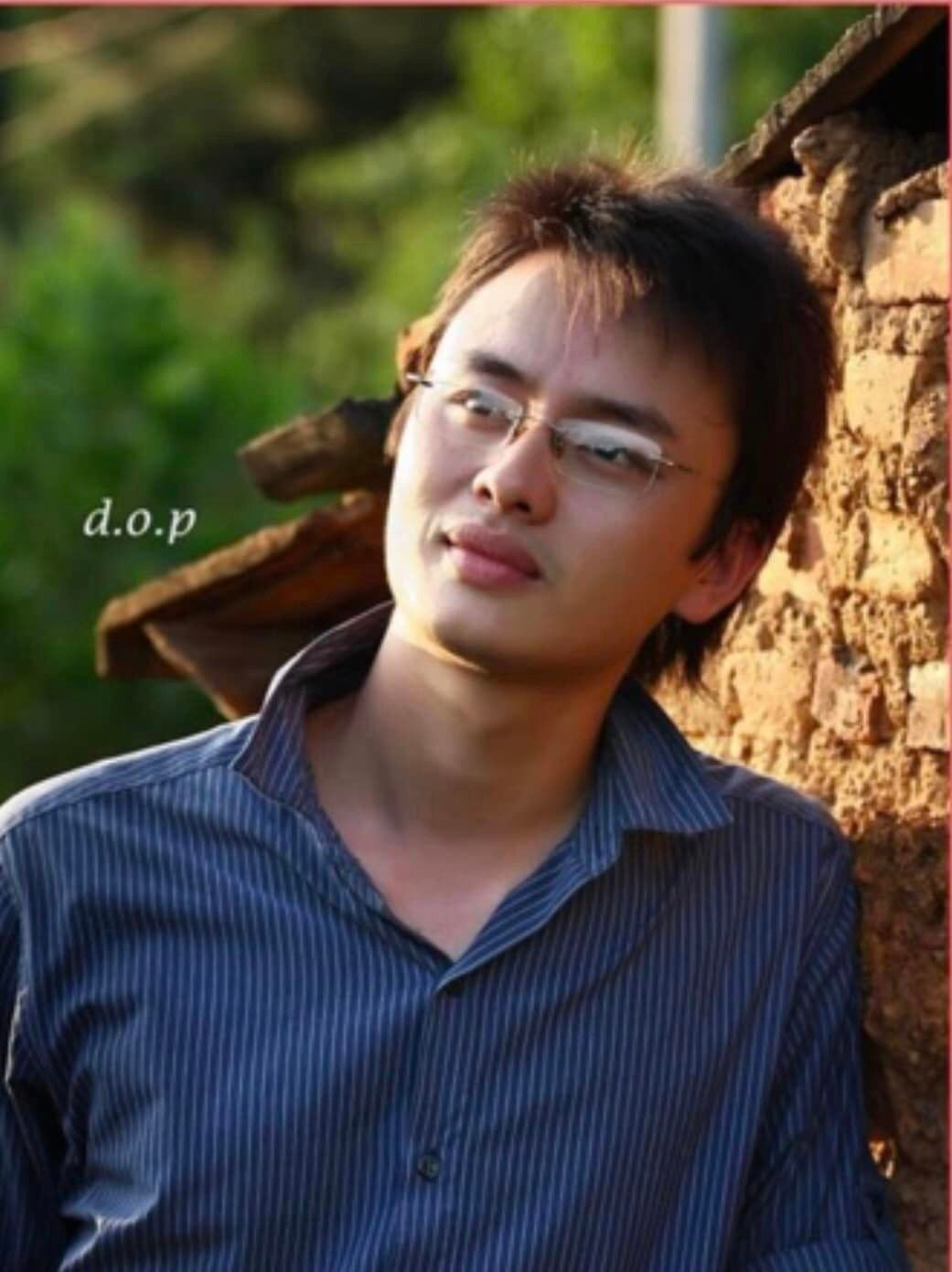 BTV Hữu Bằng thời mới vào nghề và hiện tại. Anh là gương mặt quen thuộc của Thời sự 19h và các chương trình chính luận của VTV. BTV Hữu Bằng thời mới vào nghề và hiện tại. Anh là gương mặt quen thuộc của Thời sự 19h và các chương trình chính luận của VTV.