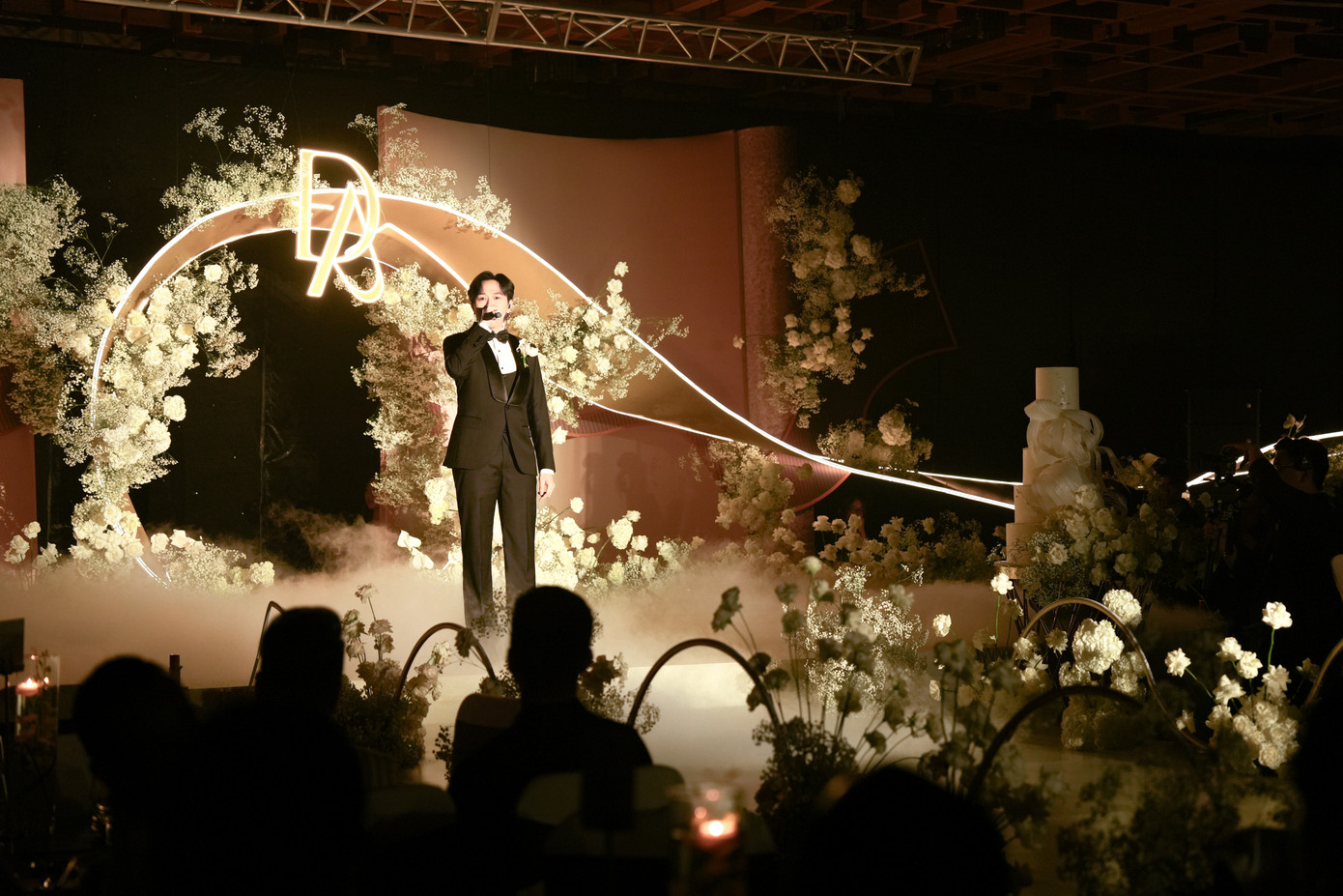 Tối 10/9, đám cưới diễn viên Anh Đức và Quỳnh Anh diễn ra tại TP HCM. Bên trong không gian tiệc cưới, cặp đôi không cho phép báo chí tác nghiệp cũng như yêu cầu khách mời không livestream.