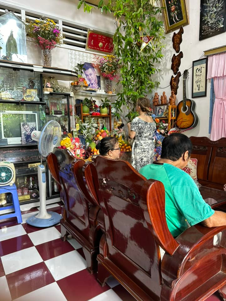 Thanh Thảo tới nhà thăm bố mẹ Vân Quang Long và đến mộ viếng nam ca sĩ. Thanh Thảo tới nhà thăm bố mẹ Vân Quang Long và đến mộ viếng nam ca sĩ.