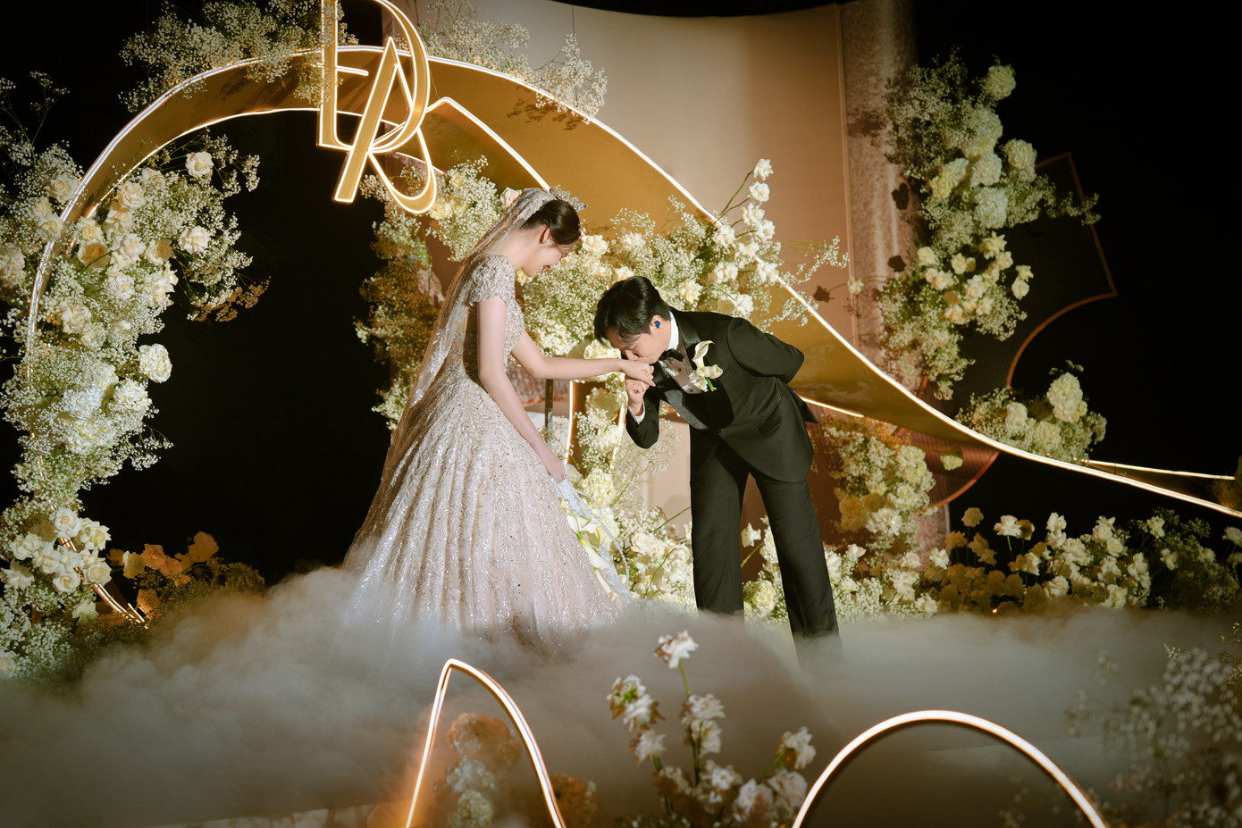 Trước đó, họ chia sẻ muốn tổ chức đám cưới đơn giản, tinh tế và ấm áp. Cả hai từng hoãn cưới vì vướng sự kiện đặc biệt vào tháng 7. Lần thứ hai, họ tránh rình rang vì miền Bắc đang chịu ảnh hưởng nặng nề bởi bão lũ.