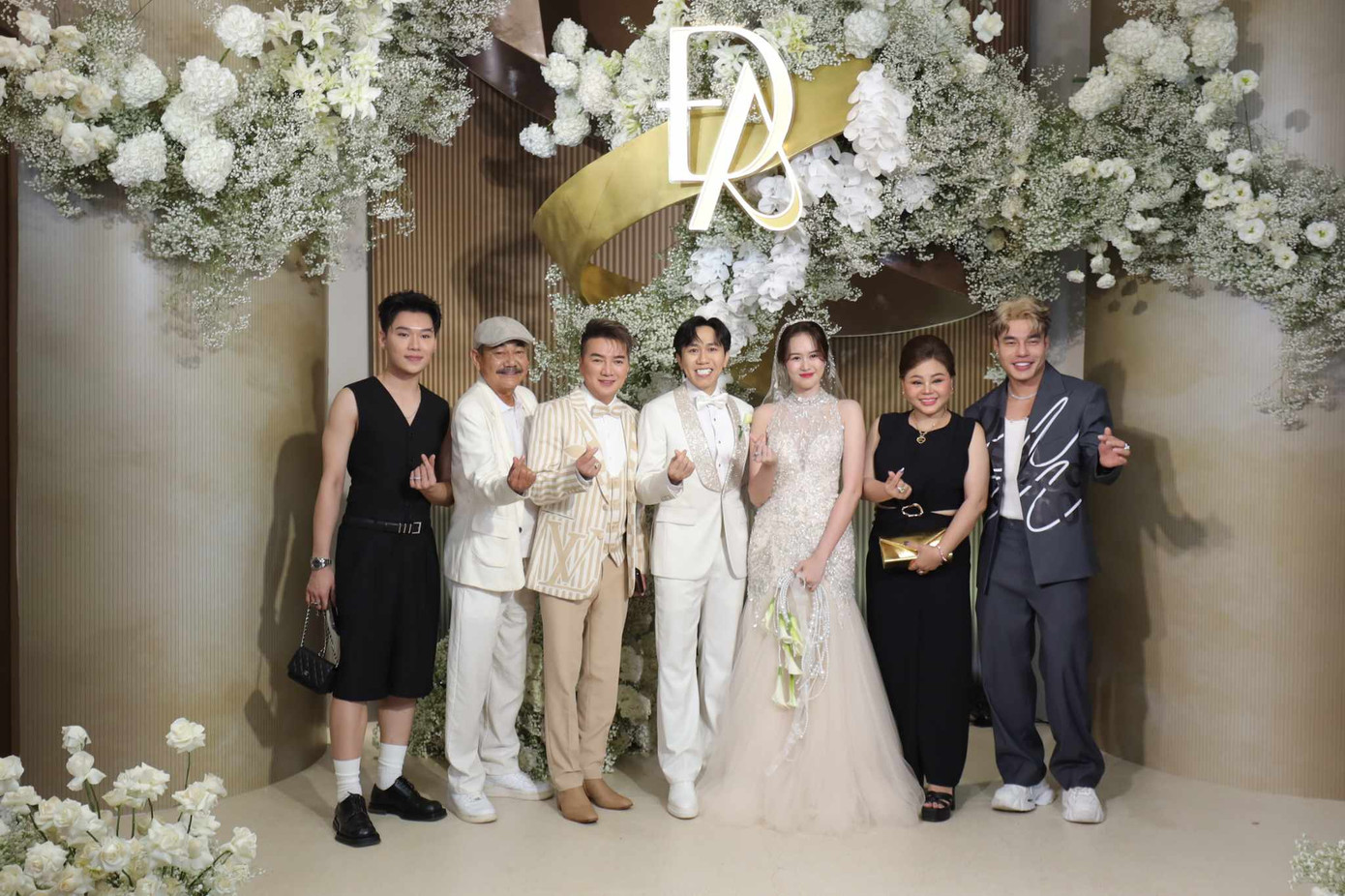 Ngày vui của cặp đôi quy tụ nhiều sao Việt như vợ chồng Trường Giang - Nhã Phương, NSND Việt Anh, Tiến Luật, Lê Giang, Lê Dương Bảo Lâm, Đàm Vĩnh Hưng, Sam...