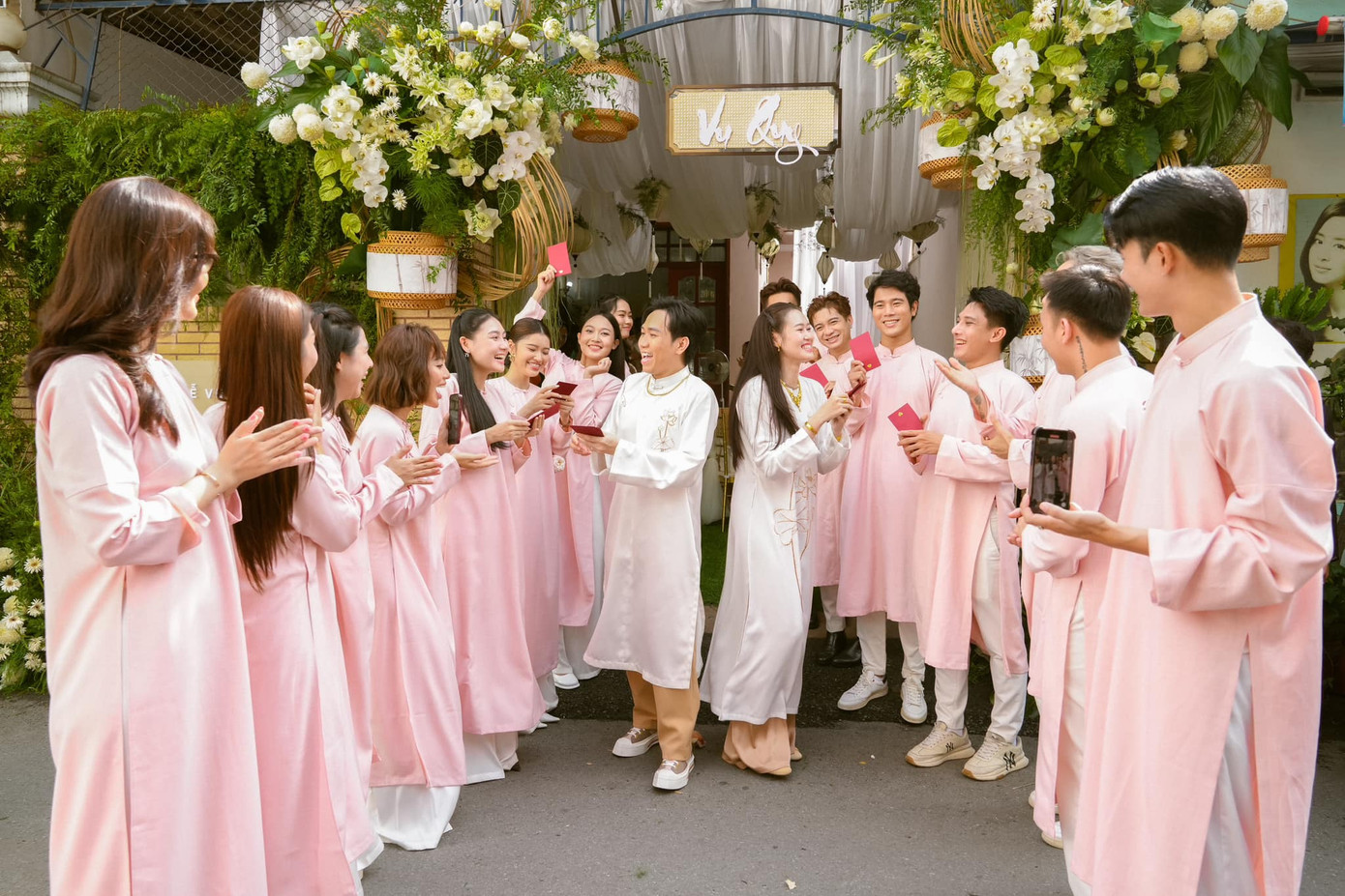 Quỳnh Anh kém Anh Đức 12 tuổi, được biết tới khi tham gia một số phim như Hoa hậu giang hồ, Chuyện ma gần nhà…Ngoài đóng phim, Quỳnh Anh cũng làm MC cho một số chương trình.