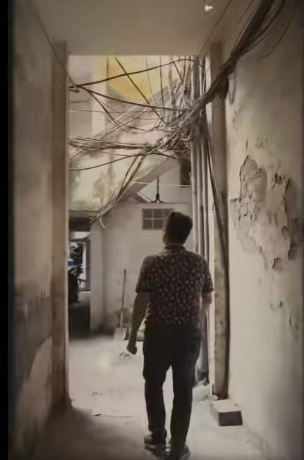 Lối vào căn hộ tập thể được NSƯT Chí Trung mô tả như đi vào hầm mộ. Ảnh: Chụp màn hình.