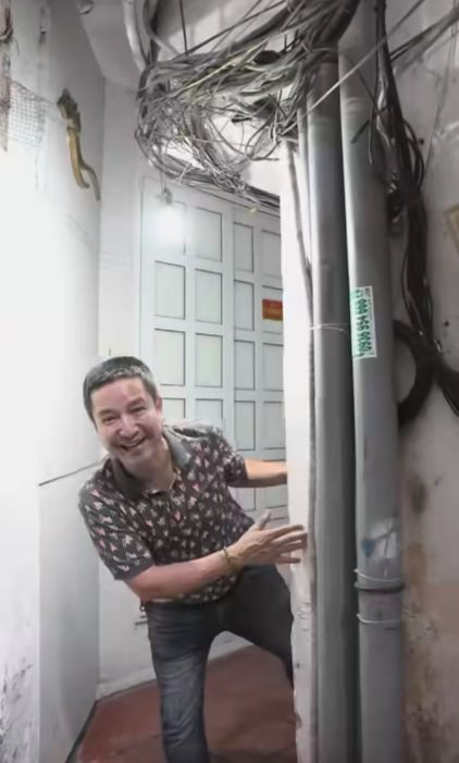 Lối vào căn hộ tập thể được NSƯT Chí Trung mô tả như đi vào hầm mộ. Ảnh: Chụp màn hình.