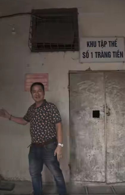 Lối vào căn hộ tập thể được NSƯT Chí Trung mô tả như đi vào hầm mộ. Ảnh: Chụp màn hình.