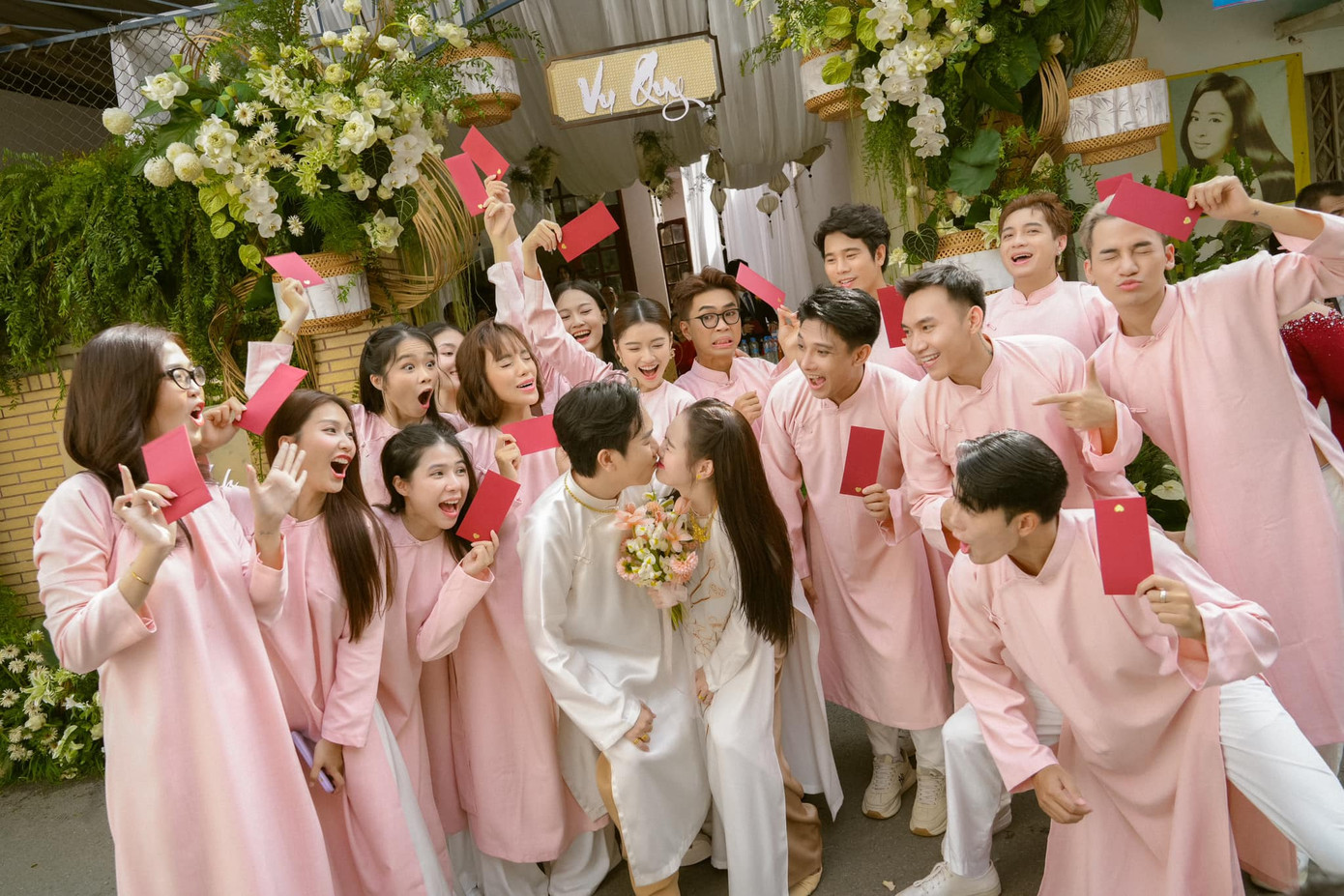 Bên dưới bài viết của Anh Đức, nhiều đồng nghiệp gửi lời chúc phúc như NSND Việt Anh, diễn viên Lê Giang, Phương Lan, Diệu Nhi… Trong ngày vui, Anh Đức và Quỳnh Anh được gia đình hai bên tặng nhiều trang sức bằng vàng. Nam diễn viên không ngần ngại hôn môi để thể hiện tình cảm với vợ kém 12 tuổi.