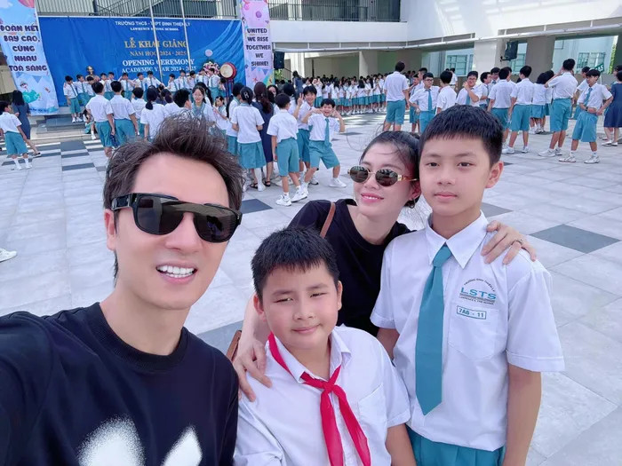 Năm nào cũng vậy, vợ chồng ca sĩ Đăng Khôi tranh thủ thời gian đưa hai con trai dự lễ khai giảng.