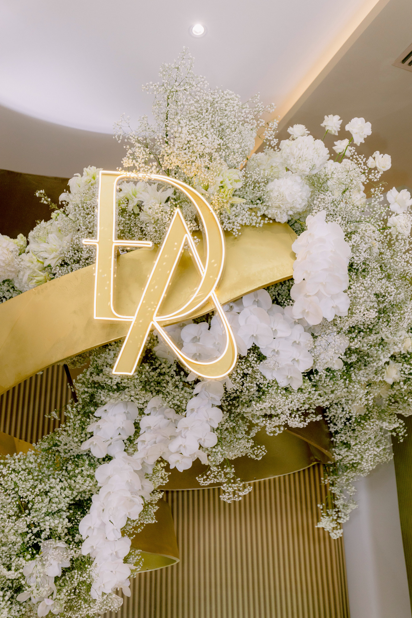 Sân khấu, sảnh đón khách, các bàn tiệc đến lối dẫn vào lễ đường được trang trí bằng hoa tươi nhập khẩu.