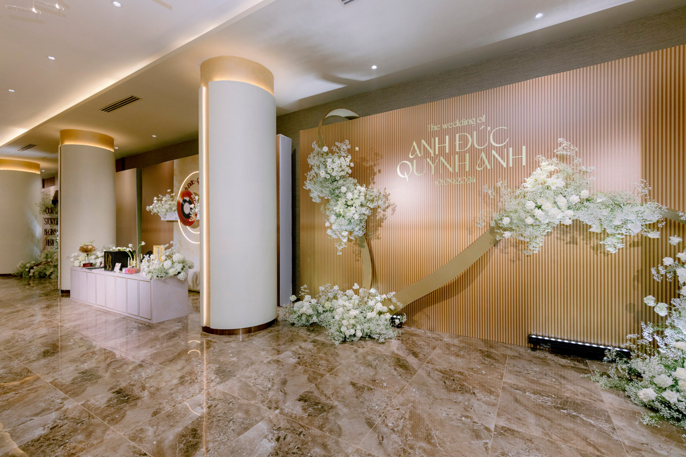 Có tới 5 khu vực dành cho khách mời check-in, chụp ảnh trước khi vào tiệc, được thiết kế dựa trên hành trình tình yêu của Anh Đức – Quỳnh Anh.