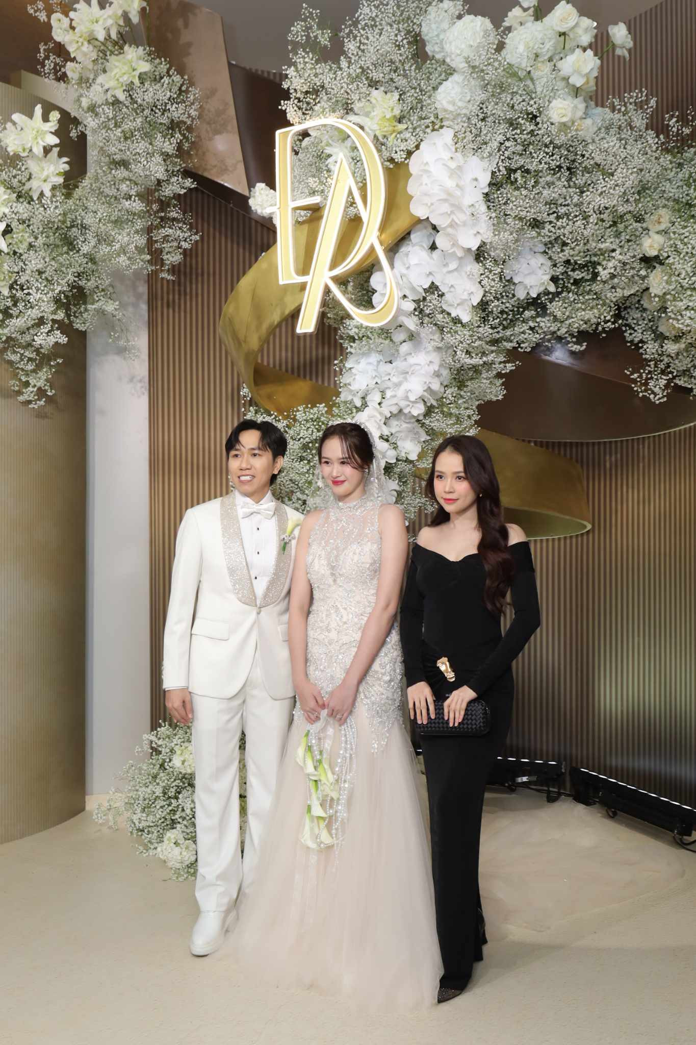 Ngày vui của cặp đôi quy tụ nhiều sao Việt như vợ chồng Trường Giang - Nhã Phương, NSND Việt Anh, Tiến Luật, Lê Giang, Lê Dương Bảo Lâm, Đàm Vĩnh Hưng, Sam...