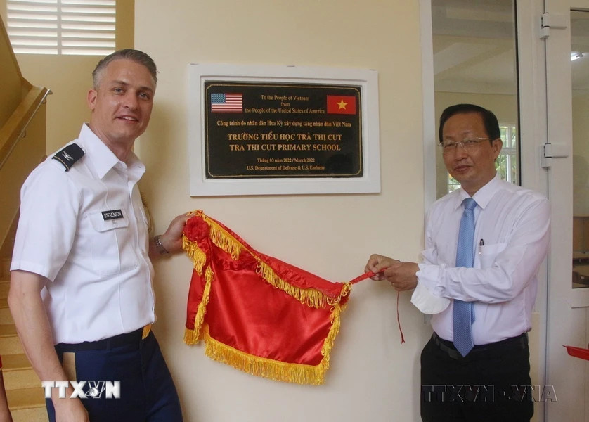 Ủy ban Nhân dân tỉnh Bến Tre phối hợp với Bộ Tư lệnh Ấn Độ Dương-Thái Bình Dương Hoa Kỳ tổ chức Lễ khánh thành Trường Tiểu học Trà Thị Cụt, được thực hiện bằng nguồn vốn viện trợ không hoàn lại do Bộ Tư lệnh Ấn Độ Dương-Thái Bình Dương Hoa Kỳ tài trợ (21/3/2022). (Ảnh: Huỳnh Phúc Hậu/TTXVN)