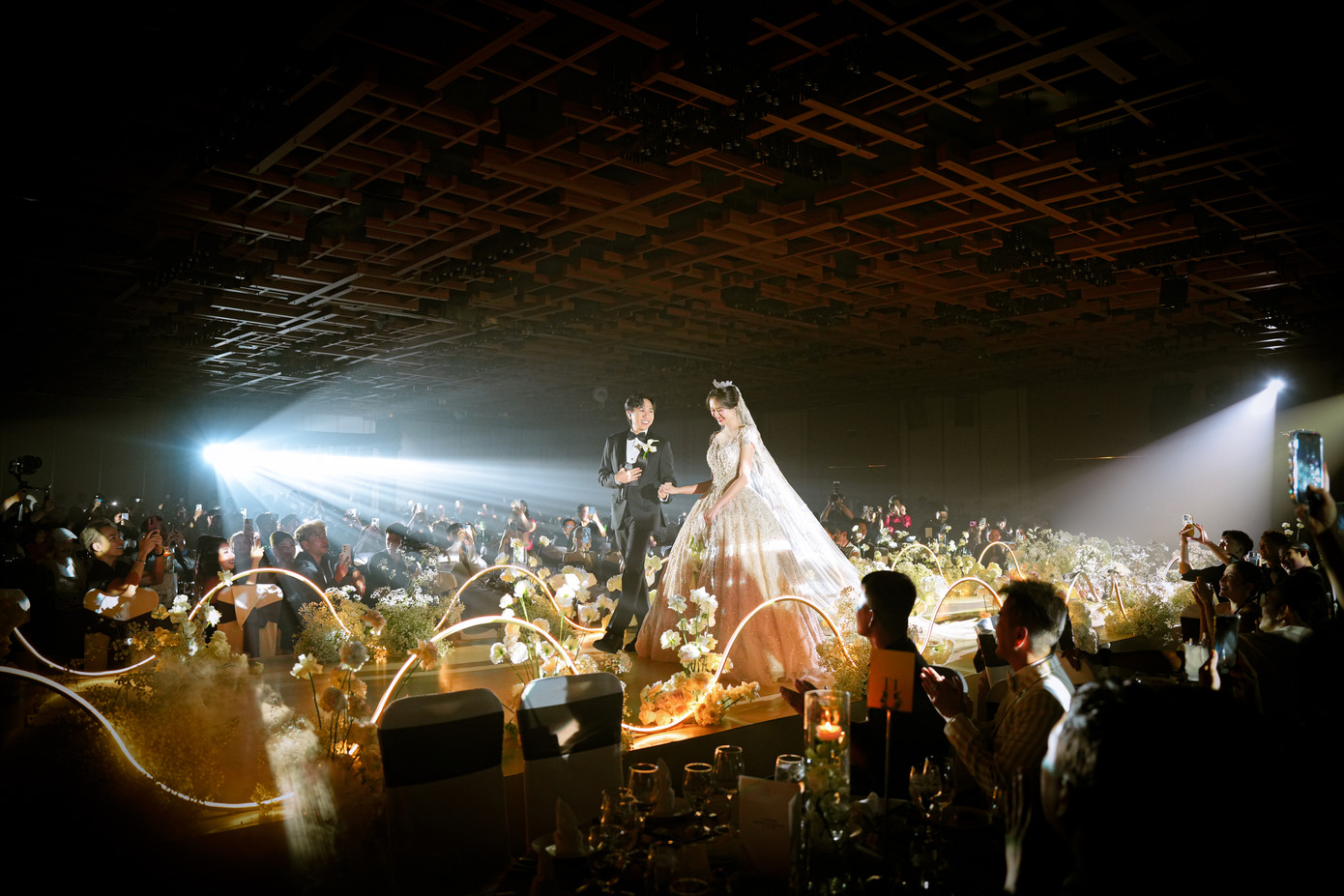 Tối 10/9, đám cưới diễn viên Anh Đức và Quỳnh Anh diễn ra tại TP HCM. Bên trong không gian tiệc cưới, cặp đôi không cho phép báo chí tác nghiệp cũng như yêu cầu khách mời không livestream.