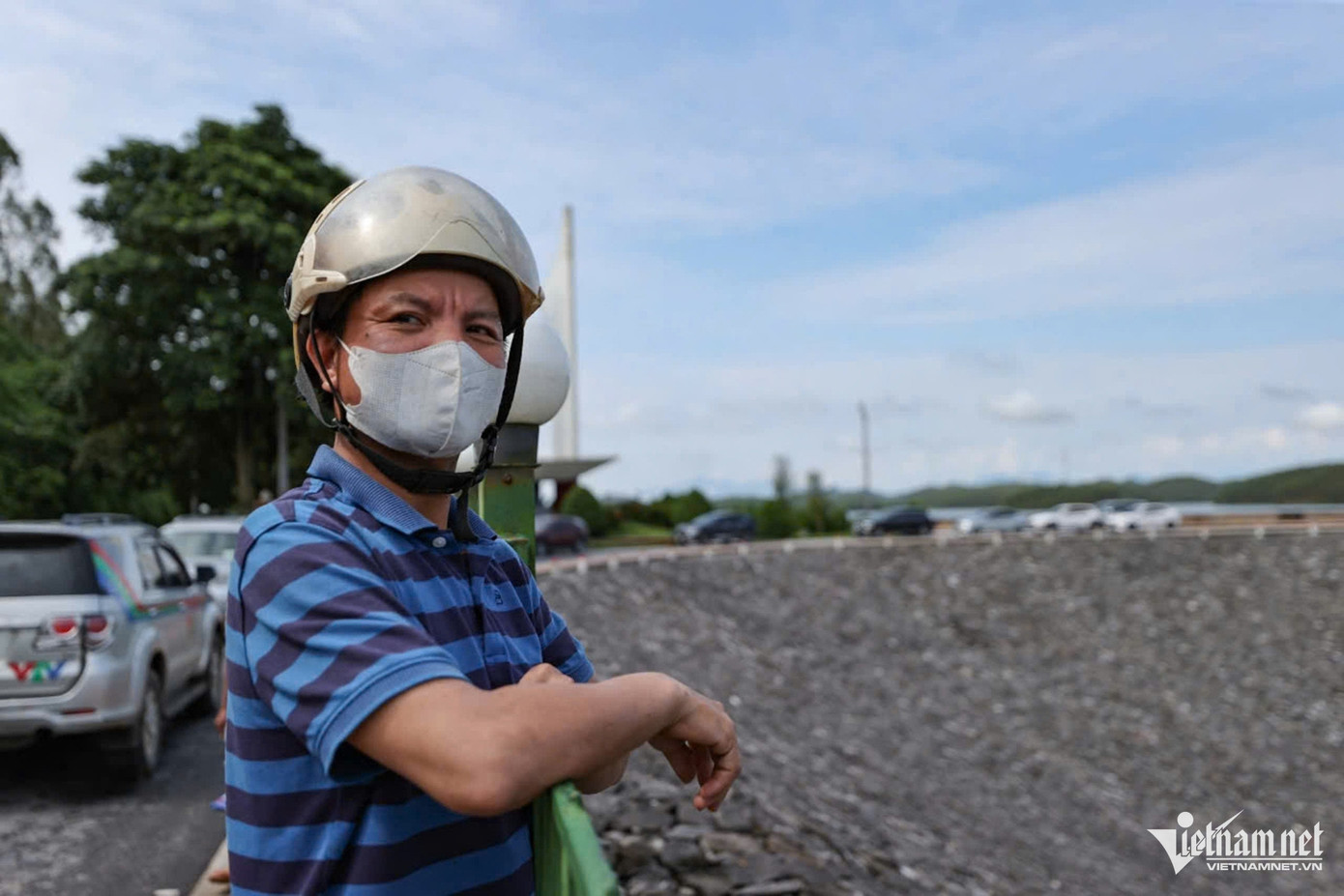 Hôm nay nắng lên, anh Trần Anh Việt tranh thủ lên xem thủy điện Thác Bà xả nước. Anh chia sẻ " Nhà tôi ở thôn Đức Tiến, xã Yên Bình, huyện Yên Bình nằm trong địa bàn sẽ ngập nước nếu hôm qua buộc phải phá một phần thủy điện để tránh vỡ đập nhưng may mắn việc đó đã không xảy ra, tôi cùng người dân trong vùng vô cùng vui mừng". Ảnh: Lê Anh Dũng