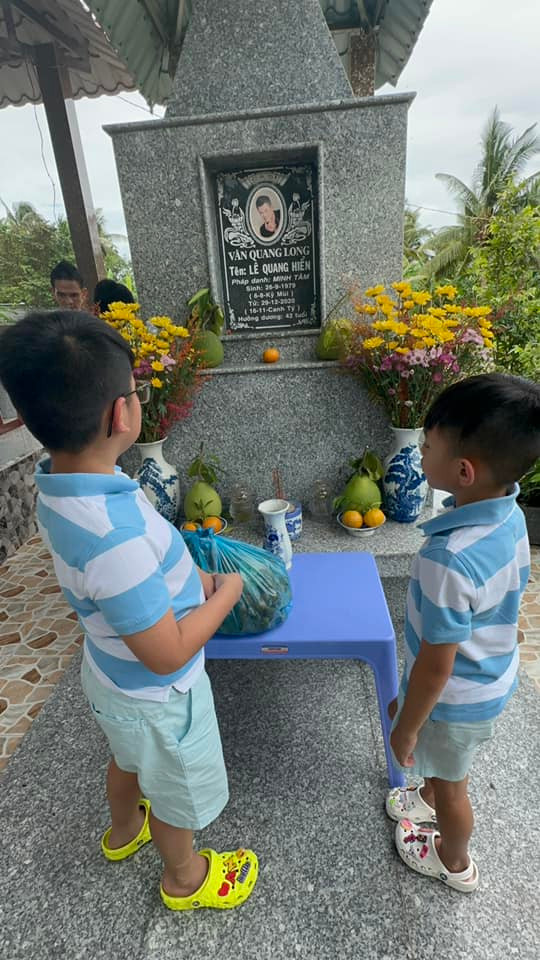 Thanh Thảo tới nhà thăm bố mẹ Vân Quang Long và đến mộ viếng nam ca sĩ. Thanh Thảo tới nhà thăm bố mẹ Vân Quang Long và đến mộ viếng nam ca sĩ.