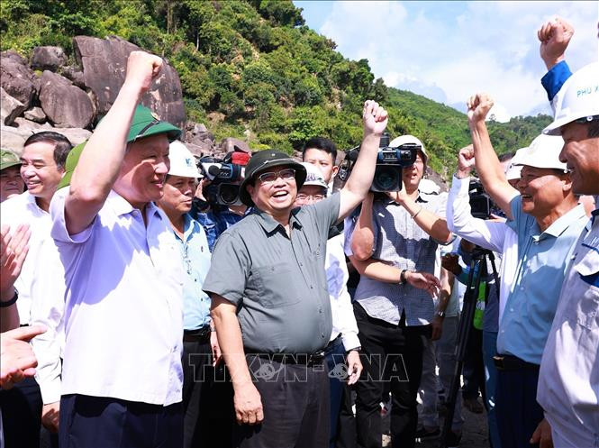 Thủ tướng Phạm Minh Chính và các đơn vị thi công thể hiện quyết tâm hoàn thành tiến độ công trình khu bến cảng Liên Chiểu.