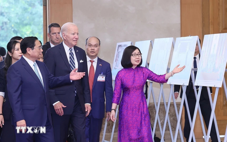 Phó Tổng Giám đốc Thông tấn xã Việt Nam Đoàn Thị Tuyết Nhung giới thiệu trưng bày ảnh với Thủ tướng Phạm Minh Chính và Tổng thống Hoa Kỳ Joe Biden, do Thông tấn xã Việt Nam thực hiện (11/9/2023). (Ảnh: Dương Giang/TTXVN)