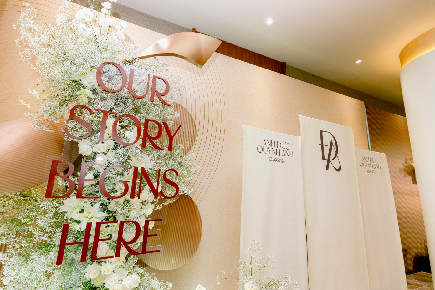 Có tới 5 khu vực dành cho khách mời check-in, chụp ảnh trước khi vào tiệc, được thiết kế dựa trên hành trình tình yêu của Anh Đức – Quỳnh Anh.