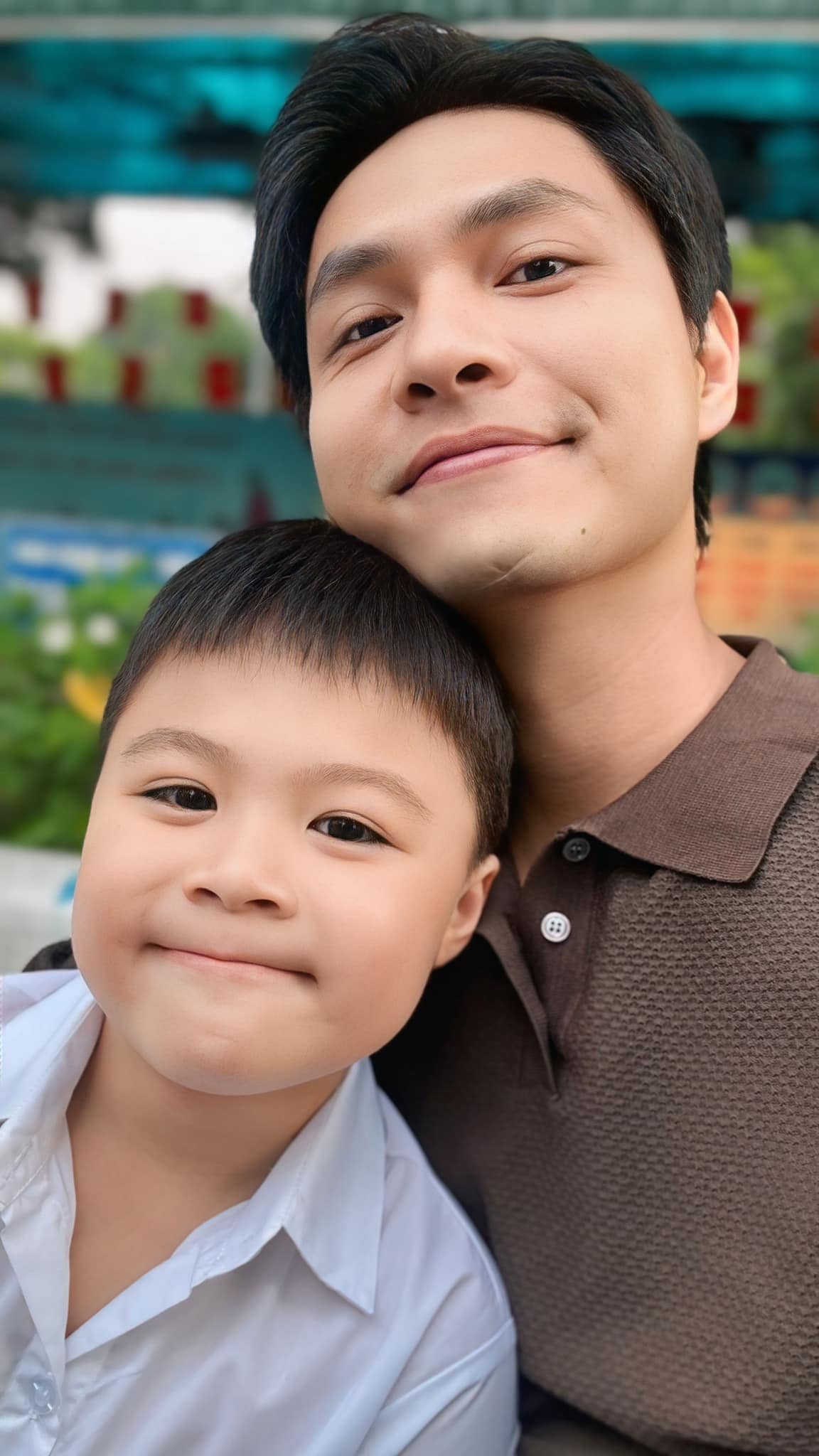 Theo chia sẻ của diễn viên Tô Dũng, ngày khai giảng trùng với sinh nhật của anh và con trai. “Chúc mừng sinh nhật chúng mình. Chúc mừng con chính thức bước vào lớp 1. Bố yêu con”, Tô Dũng viết.