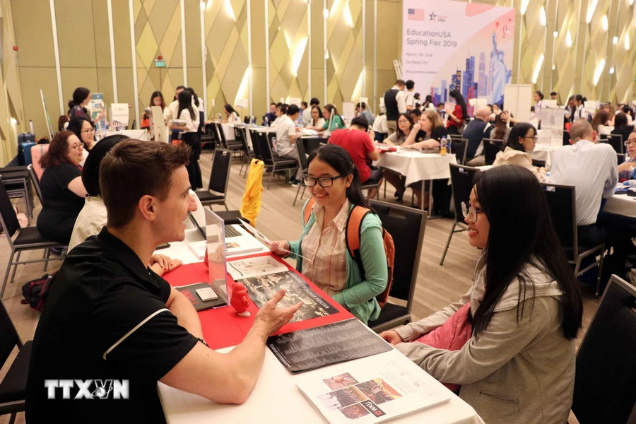 Triển lãm Giáo dục Hoa Kỳ Xuân 2019 với sự tham gia của đại diện 50 trường đại học, cao đẳng của Hoa Kỳ tại Thành phố Hồ Chí Minh. (Ảnh: Trần Lê Lâm/TTXVN)