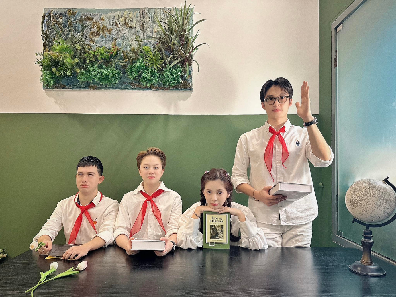 Diễn viên Đình Tú, Ngọc Huyền, Bảo Hân và Quang Anh được nhận xét đáng yêu khi mặc sơ mi trắng, quàng khăn đỏ.