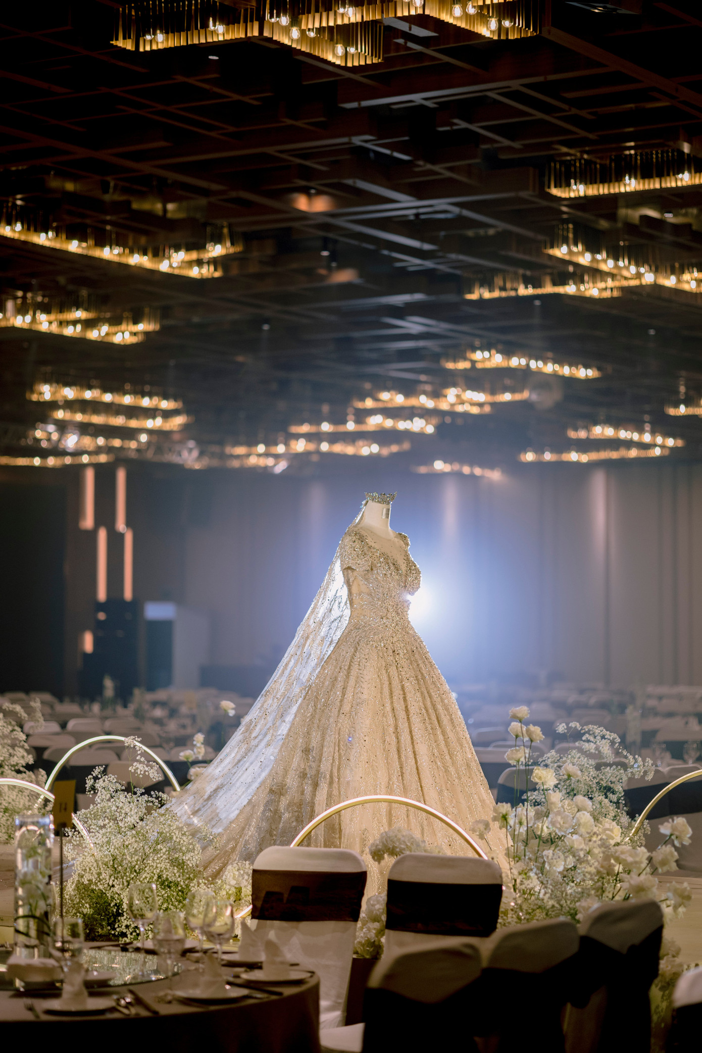 Sân khấu, sảnh đón khách, các bàn tiệc đến lối dẫn vào lễ đường được trang trí bằng hoa tươi nhập khẩu.