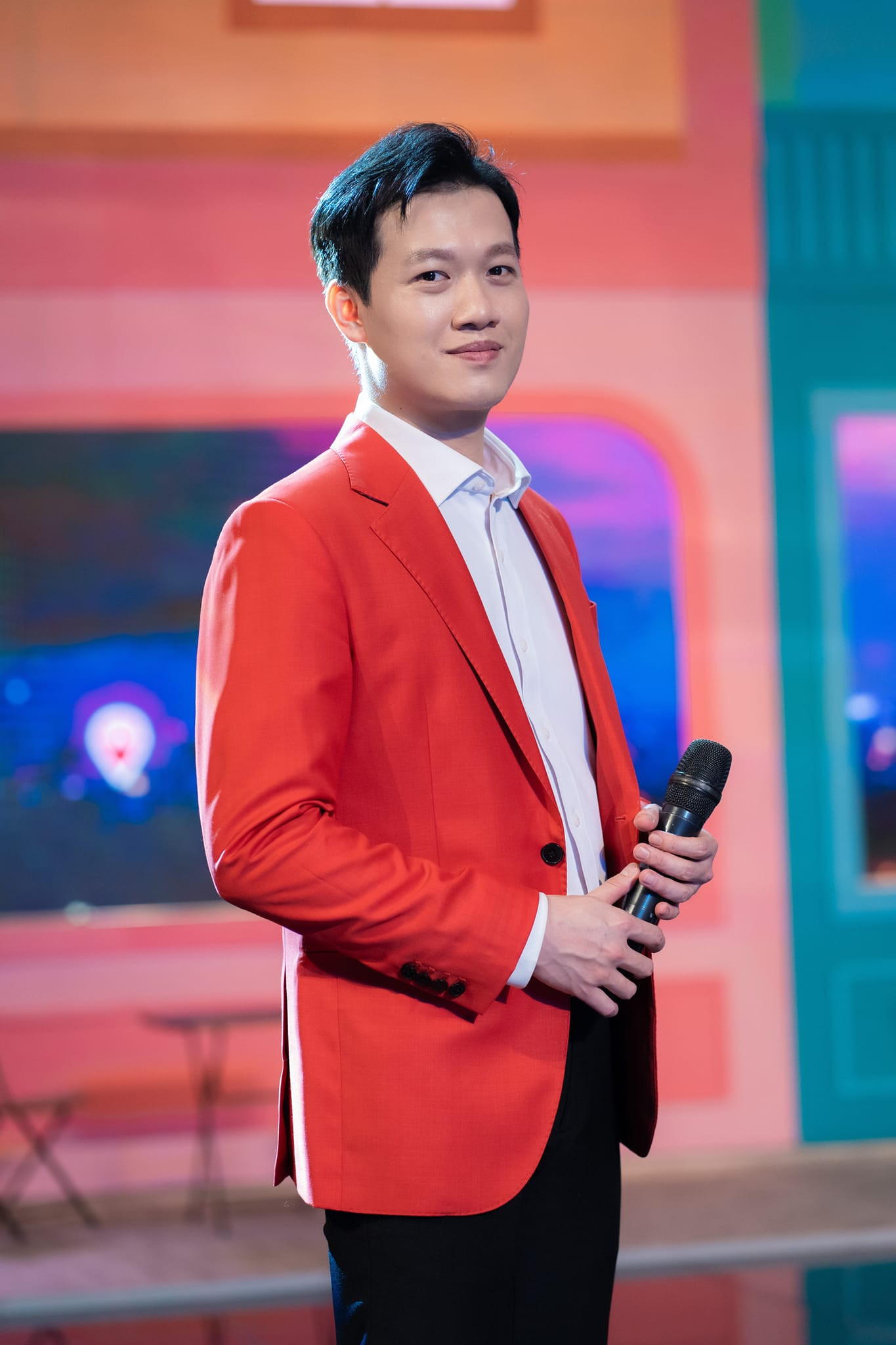 MC Trần Ngọc nhớ lại thời điểm lần đầu bước chân vào VTV, với mong muốn đơn giản là có việc làm thêm. Sau 18 năm gắn bó, nam MC cho rằng những gì anh có đều do nơi làm việc mang lại. MC Trần Ngọc nhớ lại thời điểm lần đầu bước chân vào VTV, với mong muốn đơn giản là có việc làm thêm. Sau 18 năm gắn bó, nam MC cho rằng những gì anh có đều do nơi làm việc mang lại.