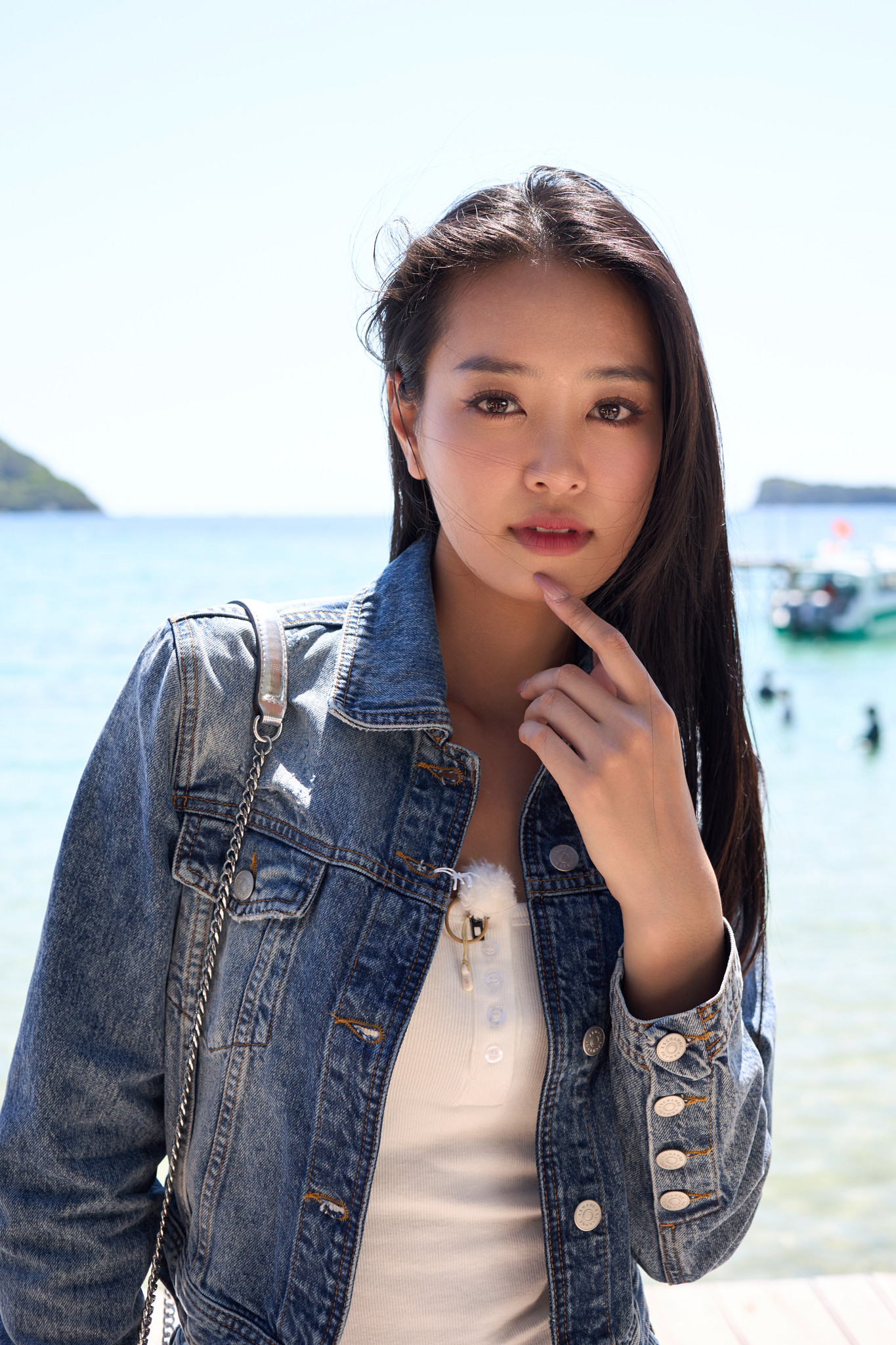 Á hậu Bùi Khánh Linh công khai bày tỏ tình cảm với mỹ nam người Hàn Minuk. Á hậu Bùi Khánh Linh công khai bày tỏ tình cảm với mỹ nam người Hàn Minuk.