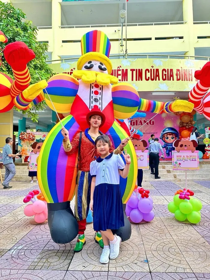 Diễn viên Vân Trang chia sẻ hình ảnh con gái lớn Queenie trong ngày tựu trường. Cô viết: &quot;Chúc các thầy cô và các bạn có một năm học mới thật nhiều hứng khởi, niềm vui nhé&quot;.