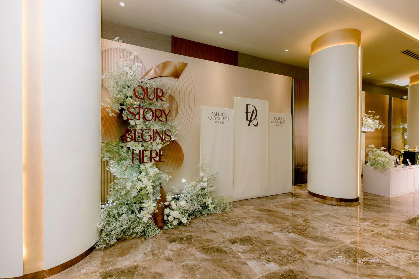 Có tới 5 khu vực dành cho khách mời check-in, chụp ảnh trước khi vào tiệc, được thiết kế dựa trên hành trình tình yêu của Anh Đức – Quỳnh Anh.