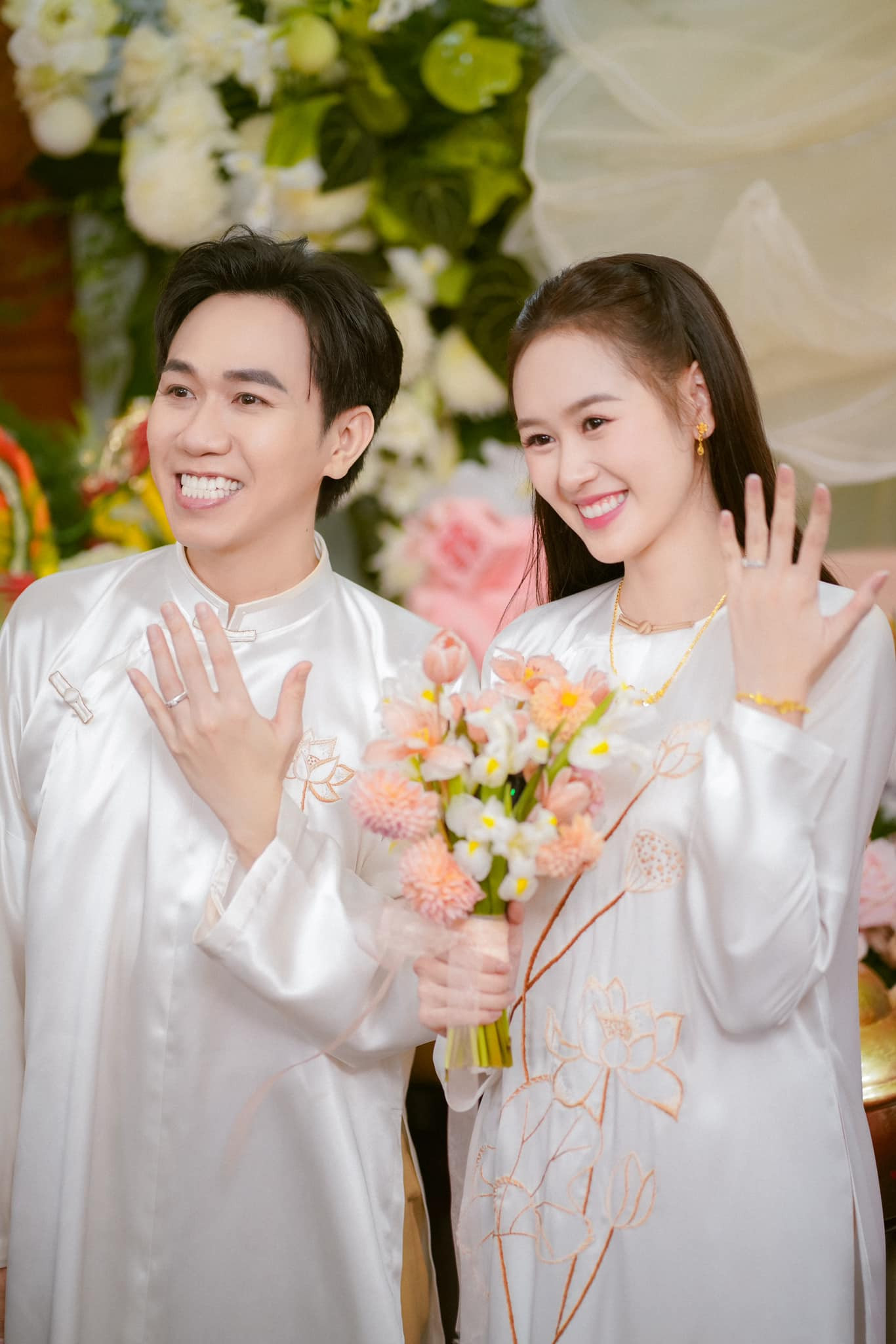 Sáng 6/9, lễ ăn hỏi theo nghi thức truyền thống của diễn viên Anh Đức và Quỳnh Anh đã diễn ra tại nhà riêng ở TPHCM. Cặp đôi mặc áo dài màu trắng, họa tiết hoa sen. “Chính thức rước nàng về dinh”, Anh Đức viết.