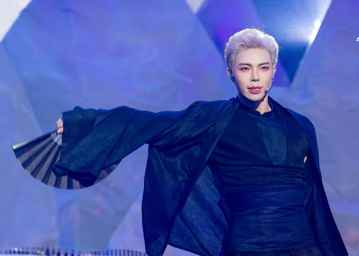 Màn trình diễn của Erik trong Chung kết 1 Anh trai say hi. Màn trình diễn của Erik trong Chung kết 1 Anh trai say hi.