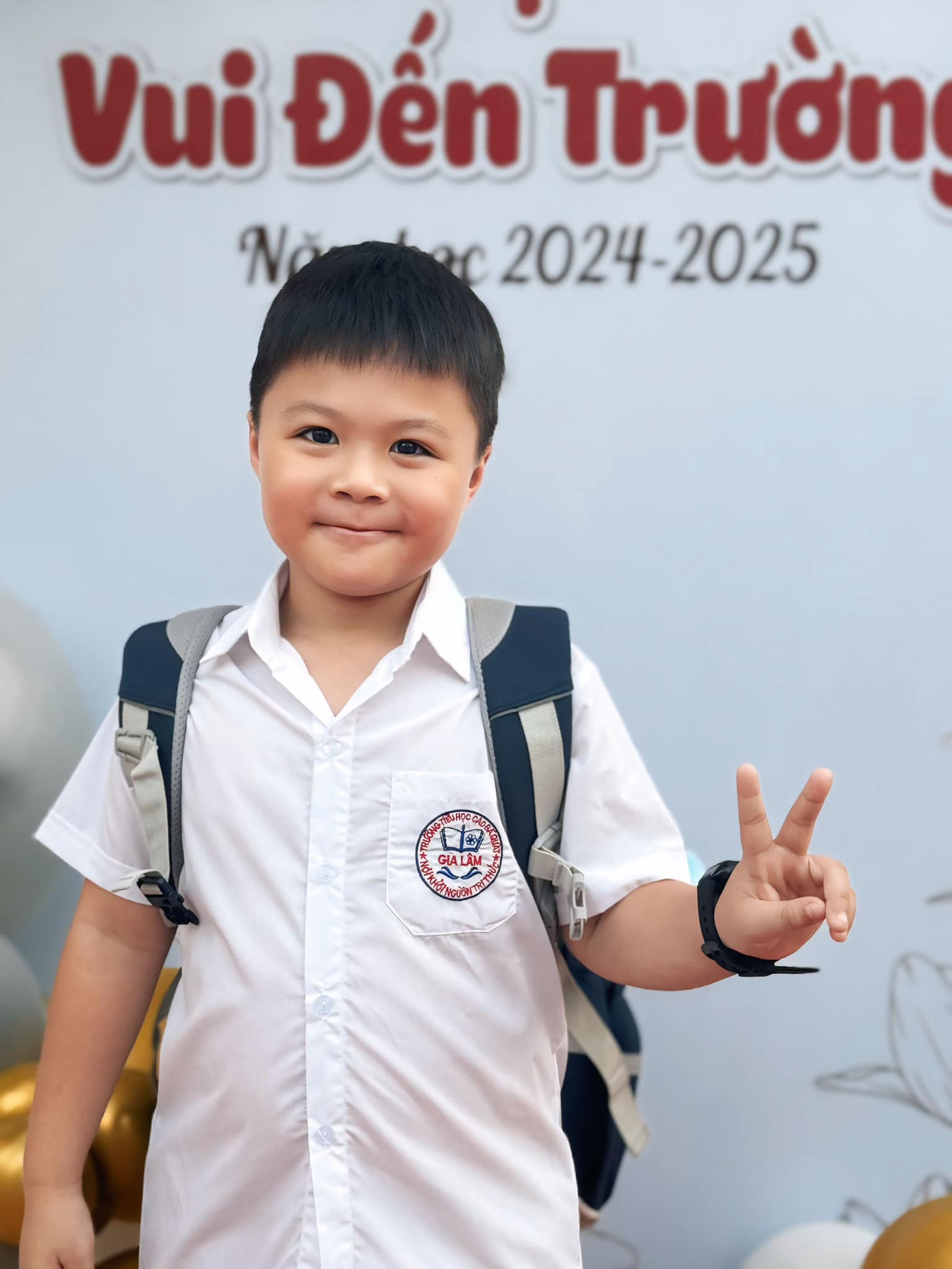 Theo chia sẻ của diễn viên Tô Dũng, ngày khai giảng trùng với sinh nhật của anh và con trai. “Chúc mừng sinh nhật chúng mình. Chúc mừng con chính thức bước vào lớp 1. Bố yêu con”, Tô Dũng viết.