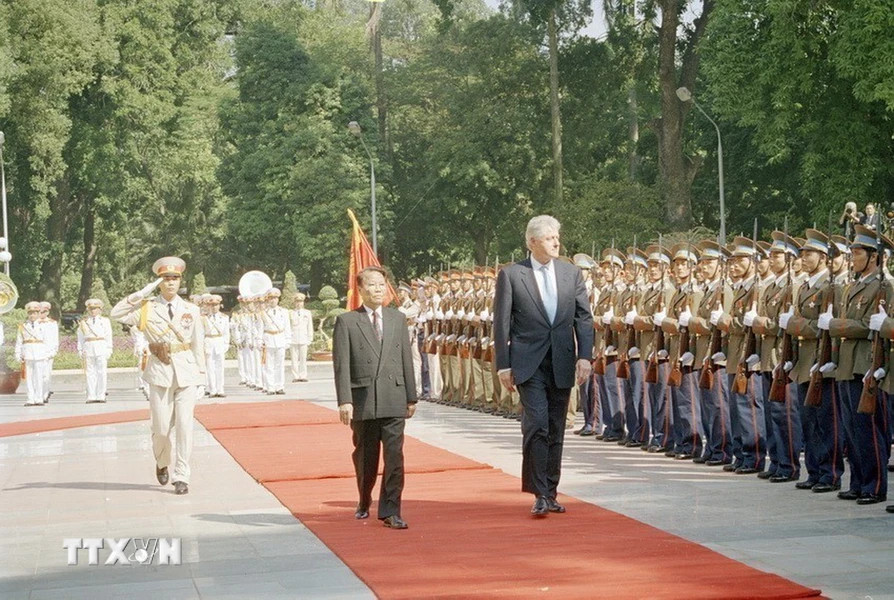 Chủ tịch nước Trần Đức Lương chủ trì Lễ đón Tổng thống Mỹ Bill Clinton thăm chính thức Việt Nam từ ngày 16-19/11/2000. (Ảnh: Trọng Nghiệp/TTXVN)