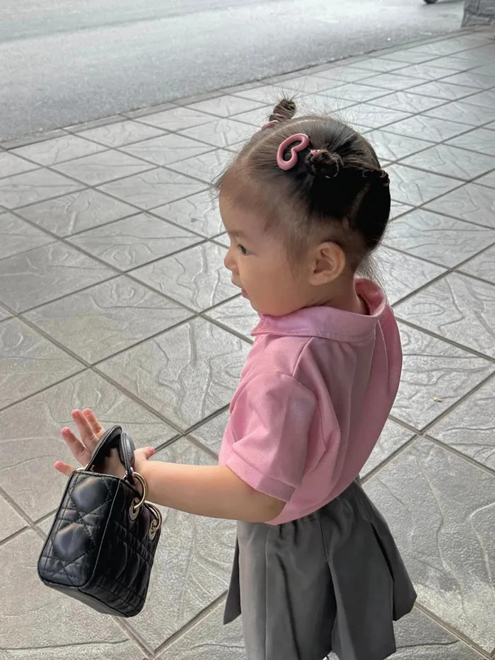 Bé Hải Đường - con gái của hot girl Salim - trong lễ khai giảng đầu tiên.