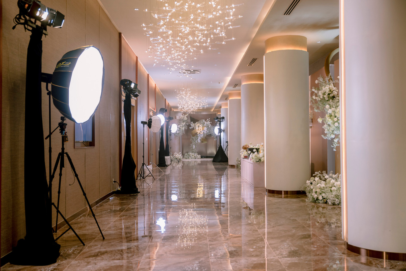 Sân khấu, sảnh đón khách, các bàn tiệc đến lối dẫn vào lễ đường được trang trí bằng hoa tươi nhập khẩu.