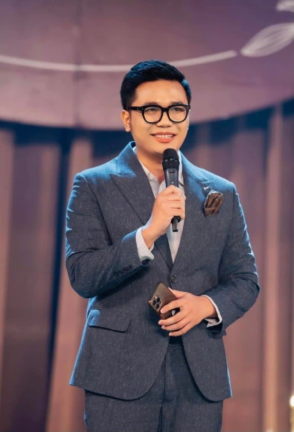 Nhiều người nổi tiếng bị tố khai khống số tiền ủng hộ đồng bào bão lụt. Nhiều người nổi tiếng bị tố khai khống số tiền ủng hộ đồng bào bão lụt.