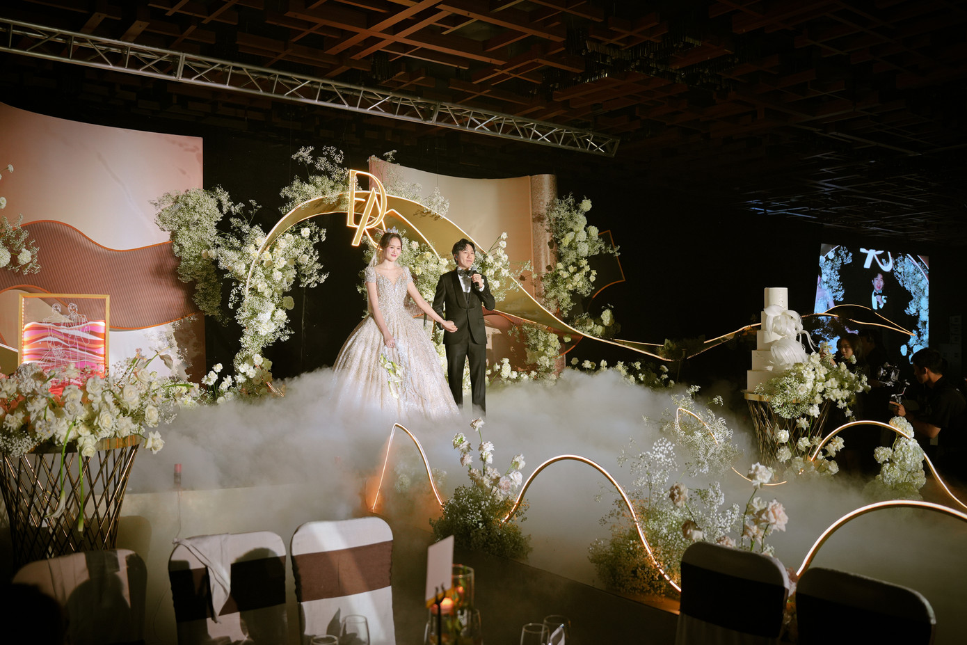 Những khoảnh khắc trong lễ đường cho thấy cặp đôi không thực hiện nghi thức rót rượu như thường lệ.