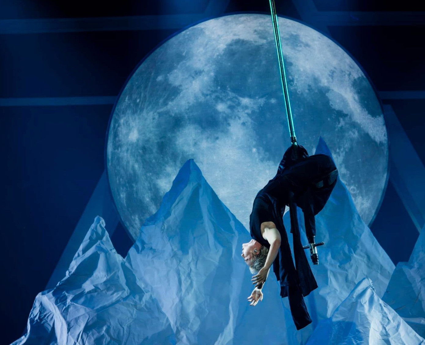 Màn trình diễn của Erik trong Chung kết 1 Anh trai say hi. Màn trình diễn của Erik trong Chung kết 1 Anh trai say hi.