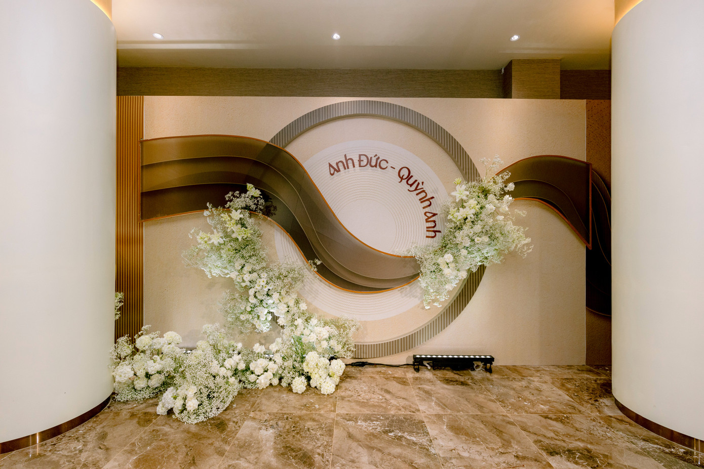 Trao đổi với đơn vị thiết kế, Anh Đức - Quỳnh Anh mong muốn tổ chức bữa tiệc đơn giản, tinh tế và ấm áp nhưng vẫn có điểm nhấn, thể hiện được phong cách cũng như sở thích của cặp đôi.